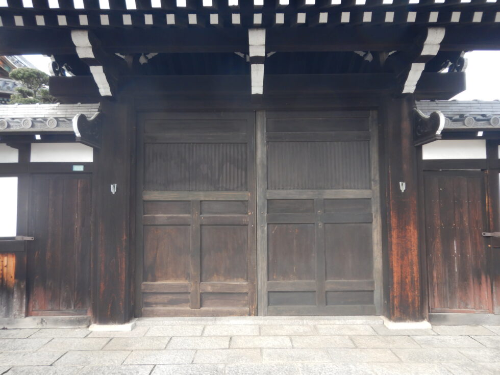 岐阜市北一色　香厳寺様の山門扉修理